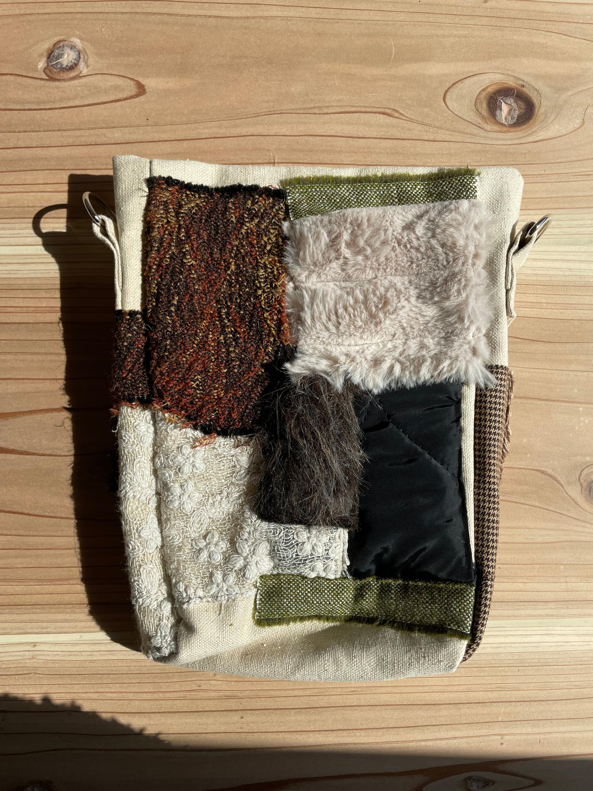 異素材のポシェットバッグ