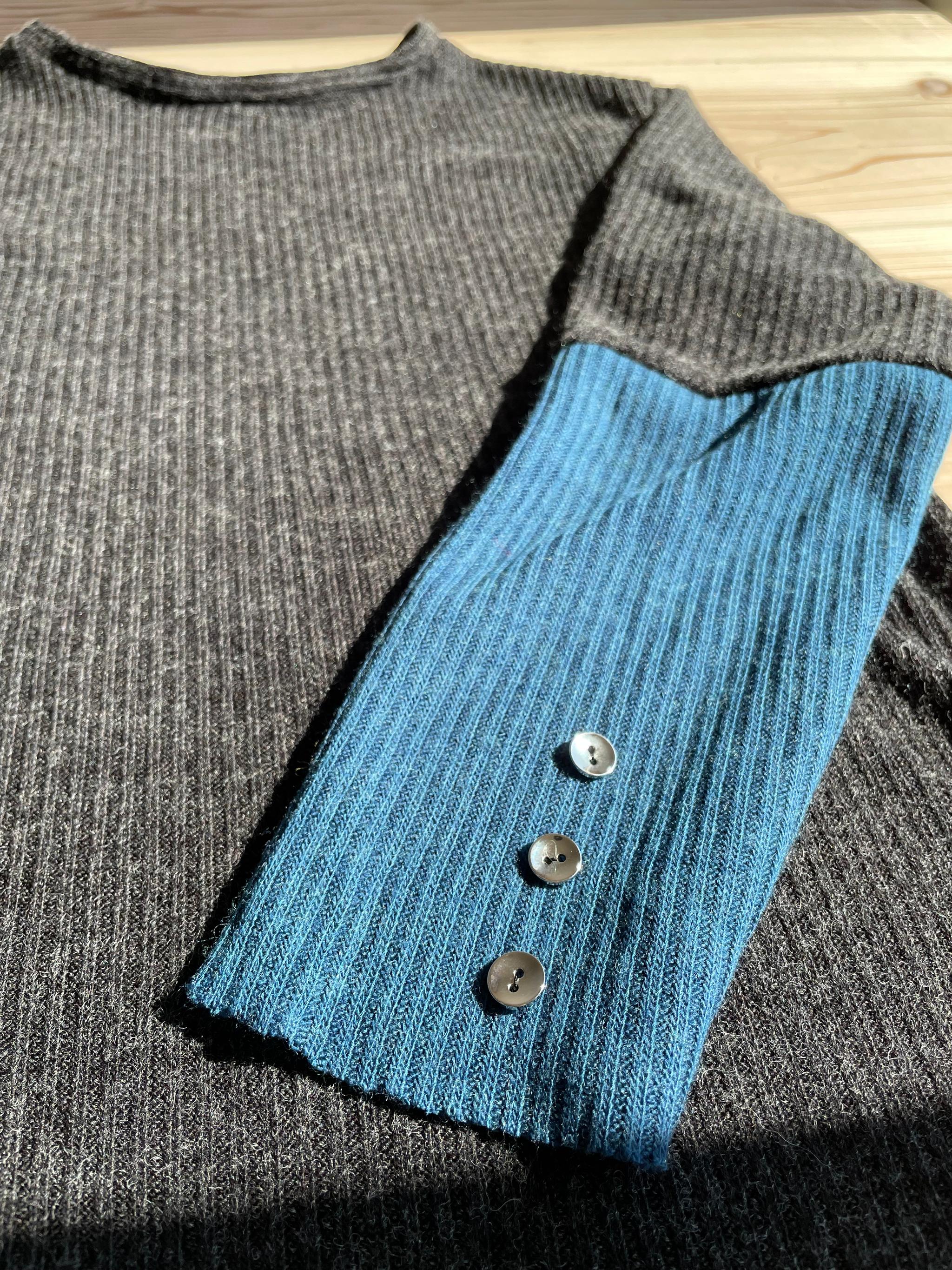 2色のリブニット