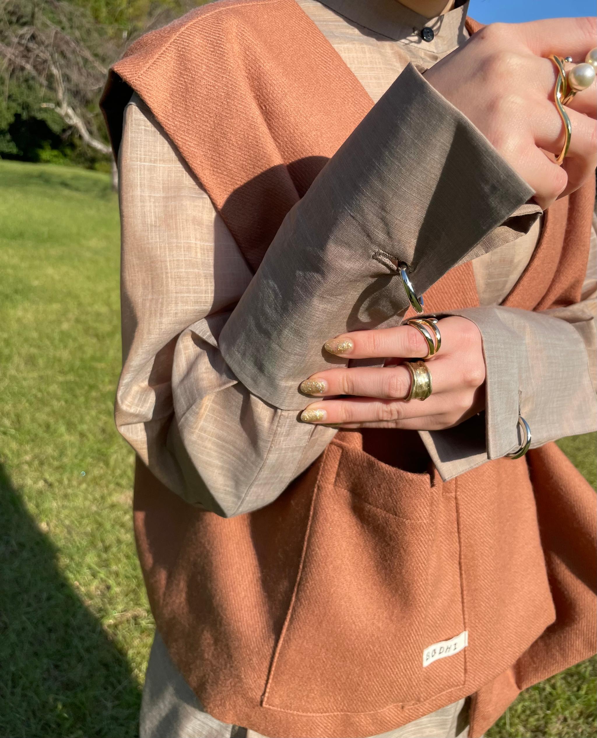 リングが際立つダブルカフスシャツ