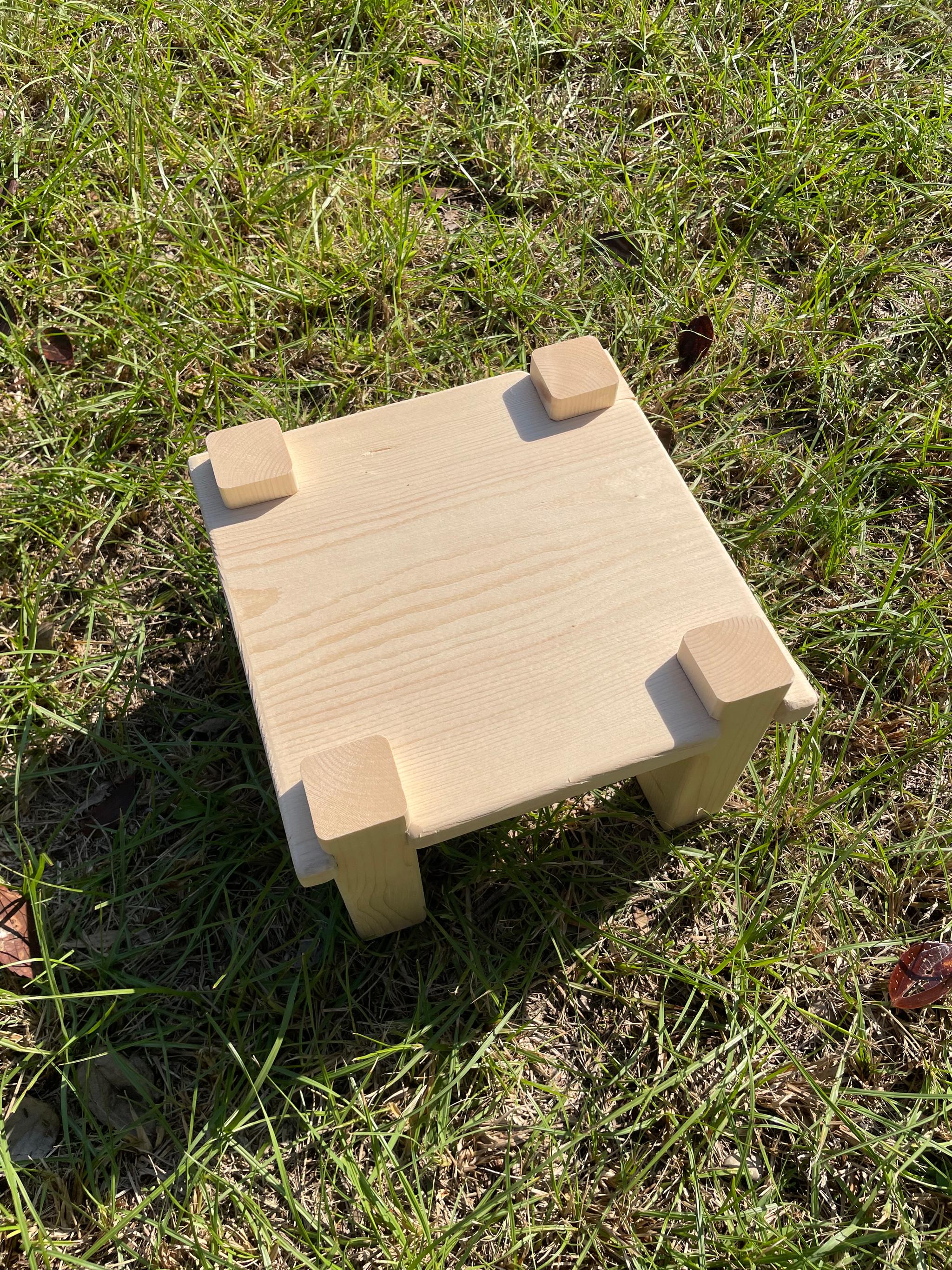 木のミニテーブル